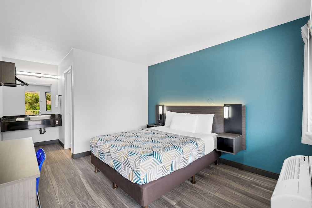 Standard Suite, 1 Queen Bed, Non Smoking photo 3