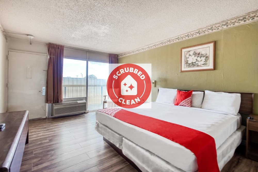 Deluxe Room, 1 Queen Bed photo 1