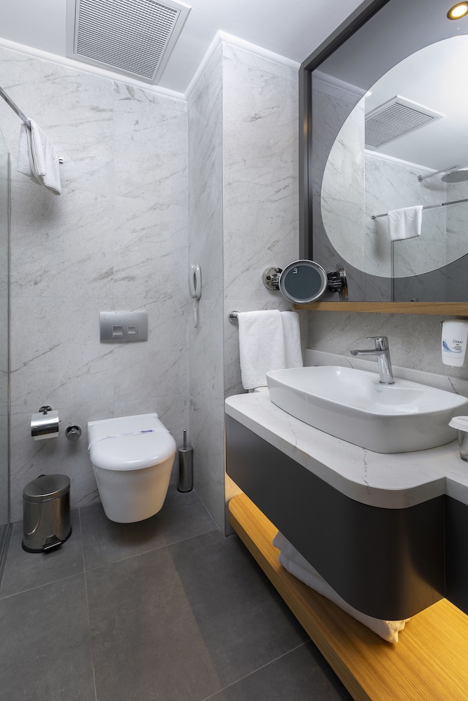 Standard Twin Room, Partial Sea View