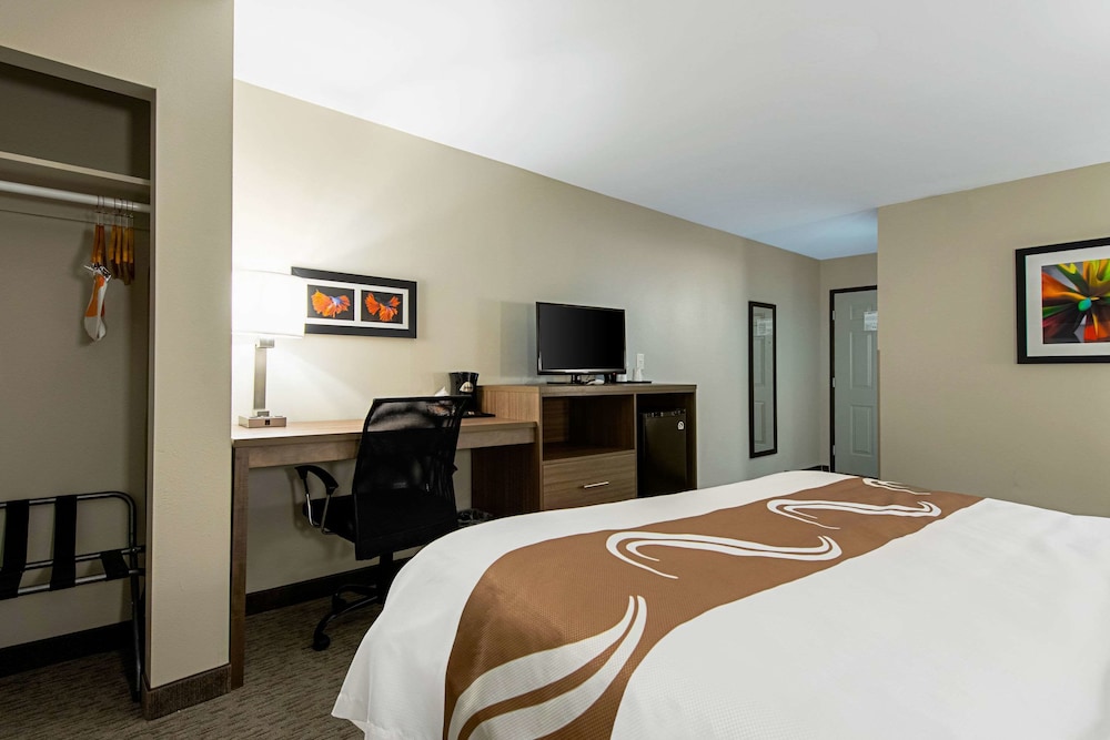 Standard Room, 1 King Bed, Non Smoking - Photo 3