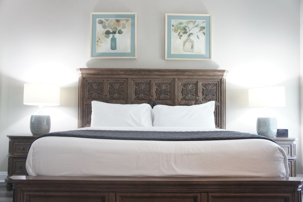 Comfort Cabin, 1 King Bed photo 2