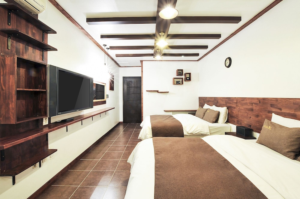 Deluxe Family Room (No Bathtub) photo 3