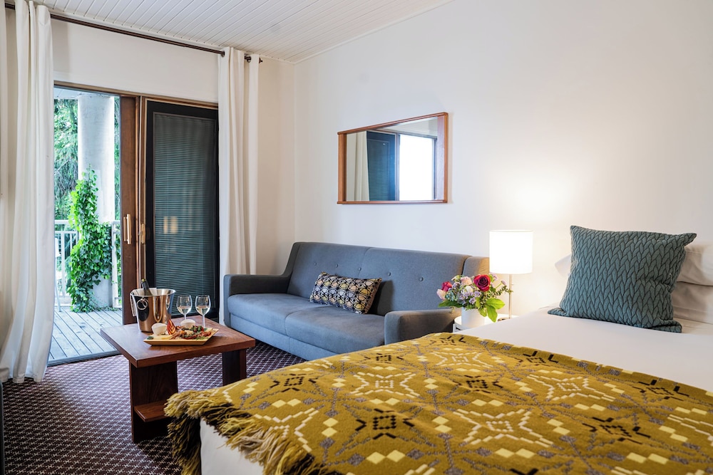 Premium 2 Queen Beds, Balcony, Fireplace - Photo 5