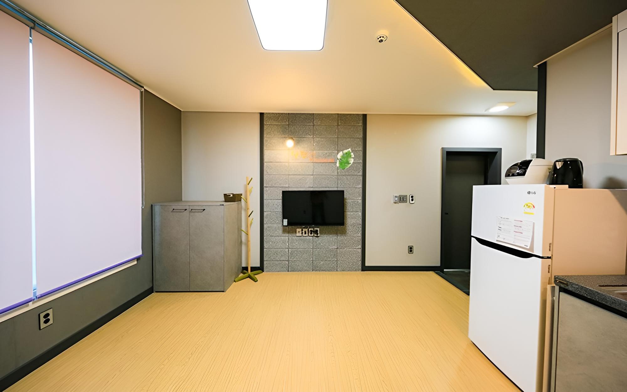 Room (Room 203) - Photo 3