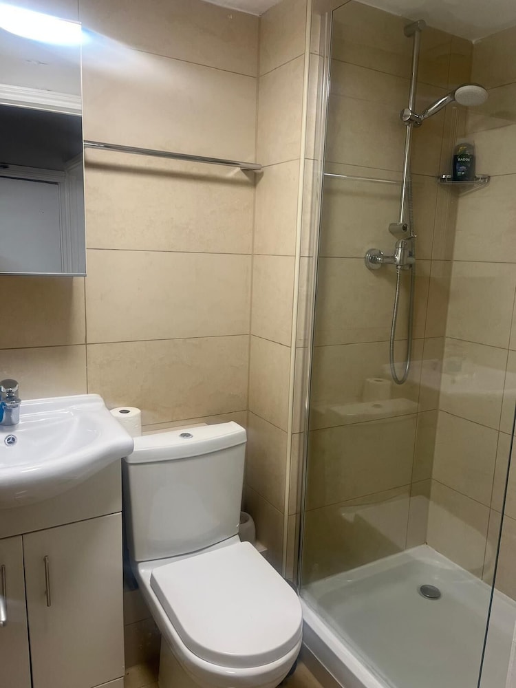 Basic Twin Room, Ensuite photo 2
