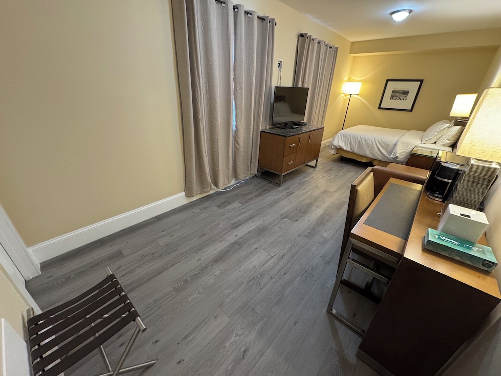 Superior Room, 1 Queen Bed photo 3