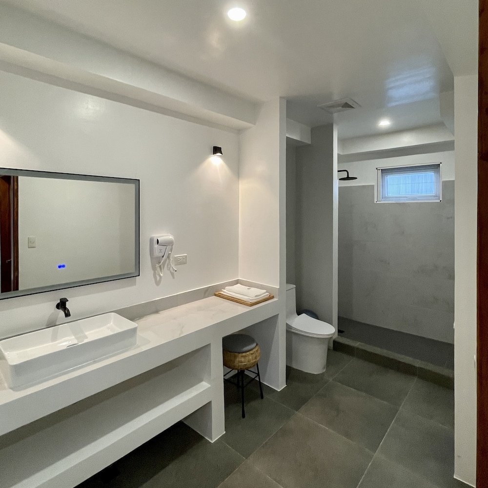 Suite - Photo 9