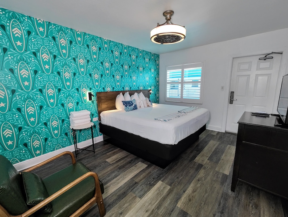 Signature Room, 1 King Bed, Poolside (Efficiency) photo 1