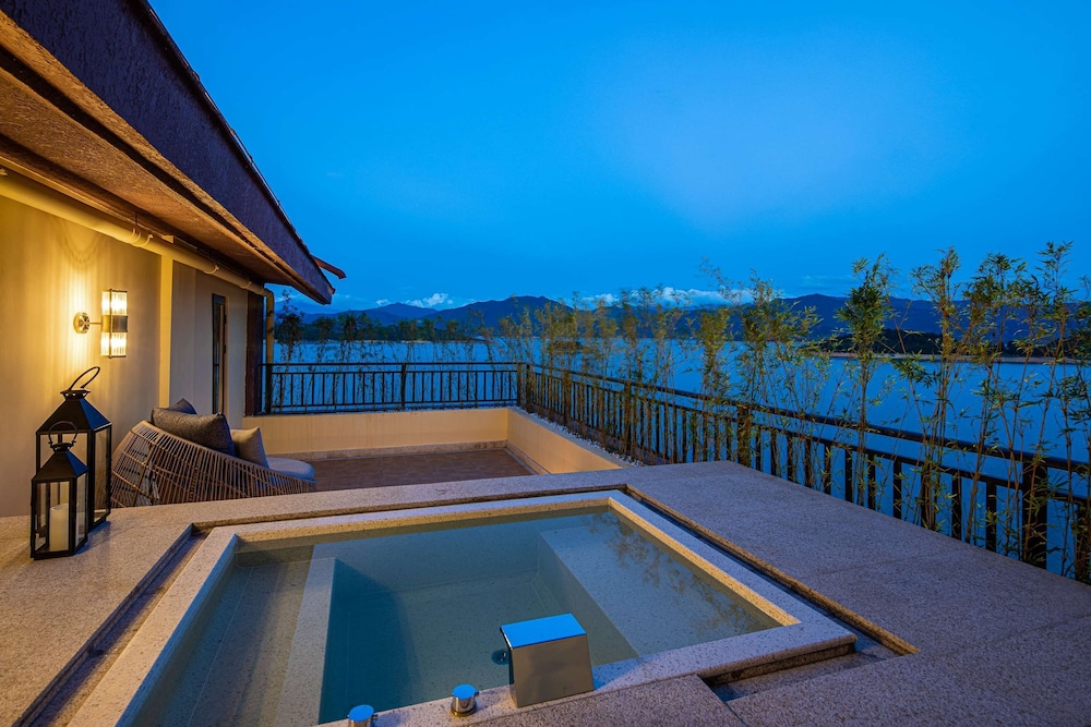 Suite, 1 King Bed, Smoking, Lake View (Pool) photo 1