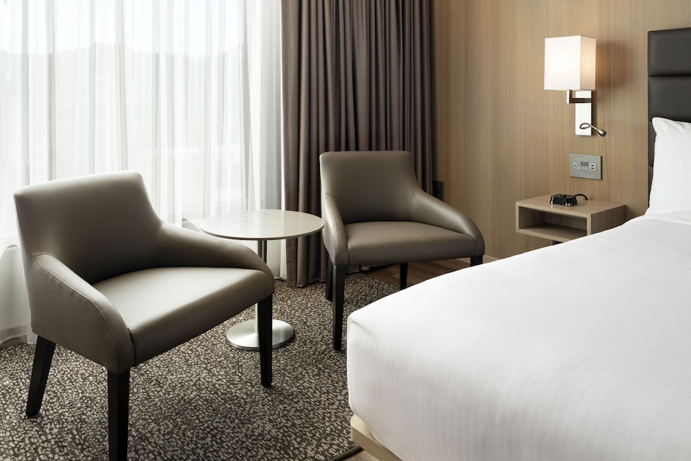 Premium Room, 1 King Bed, Mountain View (Mobility Accessible, Roll-In Shower) photo 3