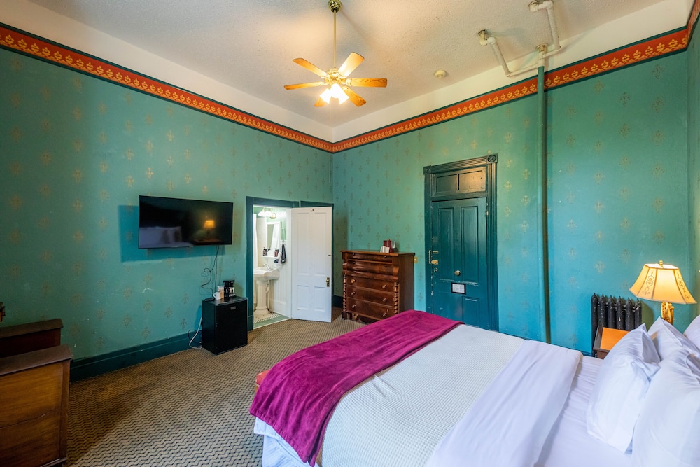 Room, 1 King Bed (Victorian) photo 3