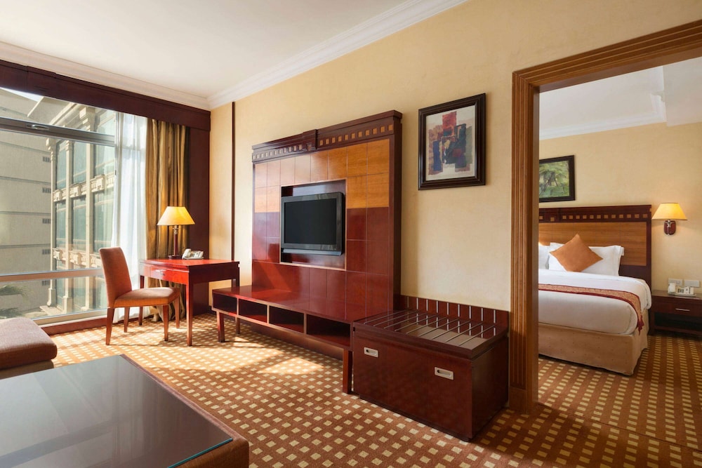 Business Suite, 1 King Bed, Smoking (Elite, Parking View) - Photo 4