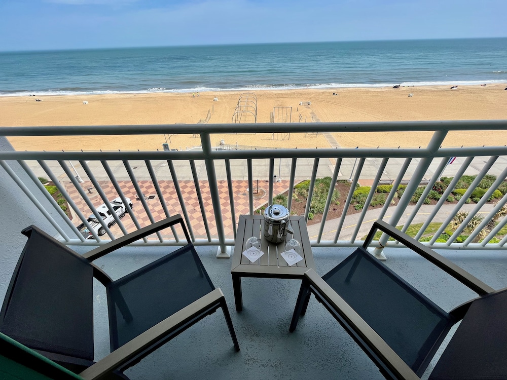Suite, 1 Bedroom, Balcony, Pool View - Photo 11
