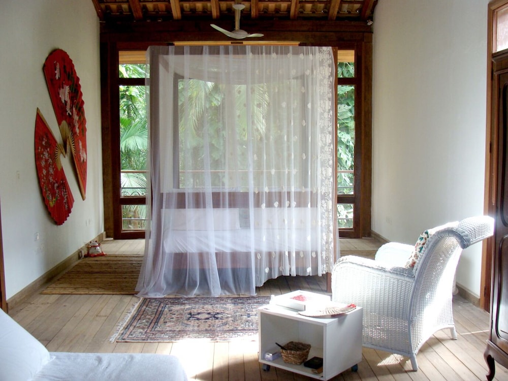 Honeymoon Suite, 1 Queen Bed, Jetted Tub, Garden View
