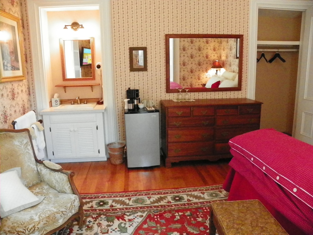 Standard Room, 1 King Bed, Shared Bathroom, Garden View photo 3