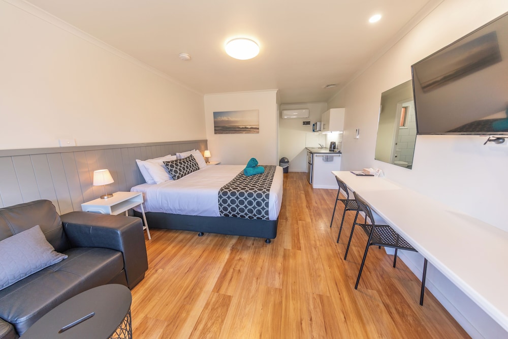Deluxe Room, 1 King Bed, Kitchenette