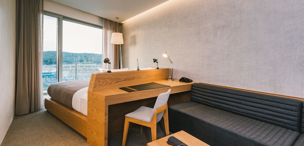 [Pool Package] Deluxe Twin Room, Mountain View - All Day Pool Access for 1 Adult photo 2