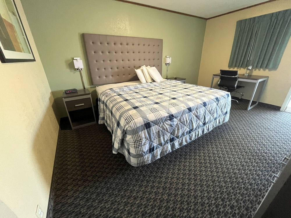Standard Room, 1 King Bed, Non Smoking photo 3