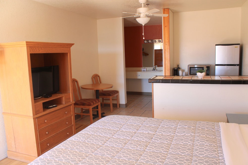 Suite, 1 Queen Bed, Non Smoking (Mini Suite) photo 2