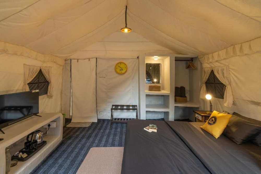 Deluxe Swiss Tent photo 2