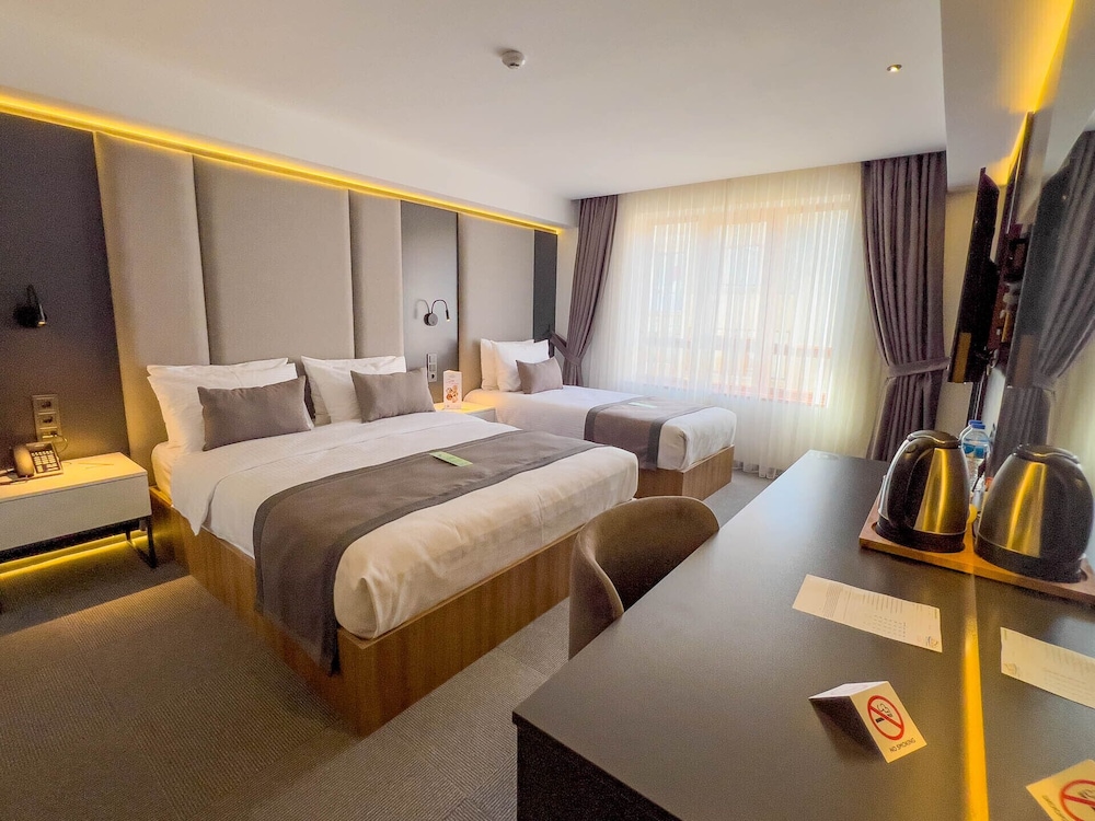 Royal Room, 2 Bedrooms, City View - Photo 1