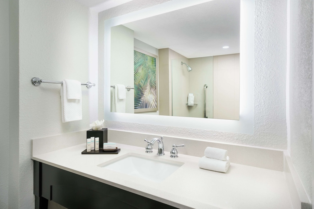 King Suite Poolview