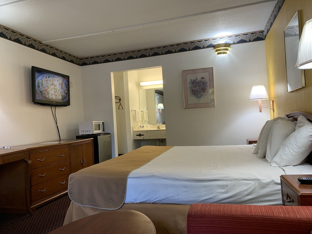 Room, 1 King Bed, Smoking - Photo 2