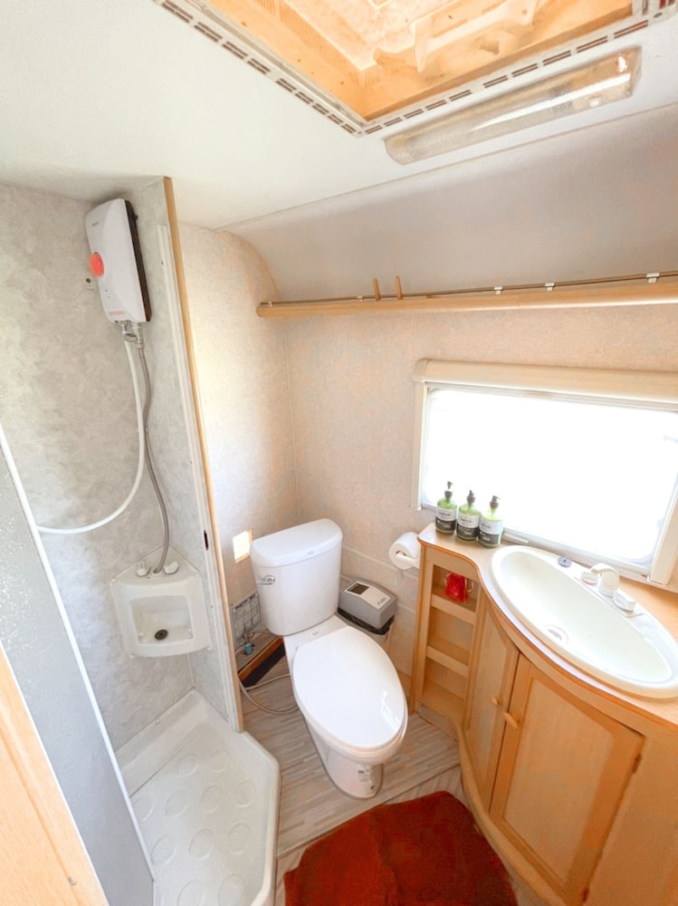 Campervan for 2 adults and 2 children - Photo 6
