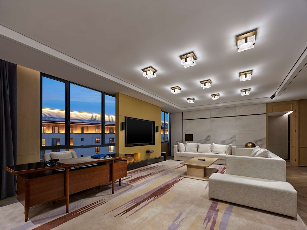 Premium Suite, 1 King Bed - Photo 3