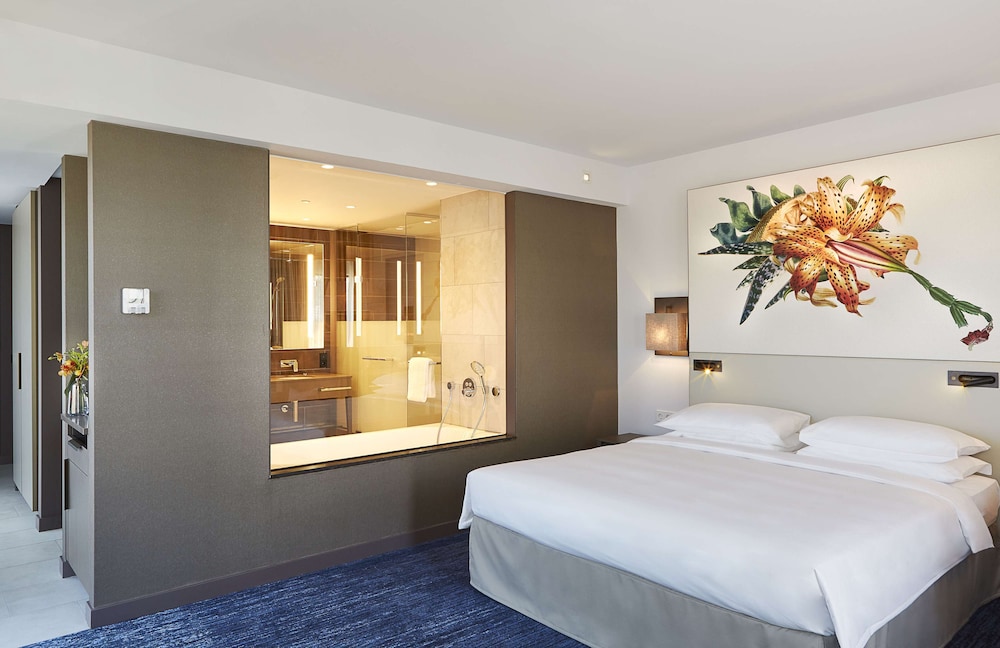 Deluxe King Bed - Club Access photo 3