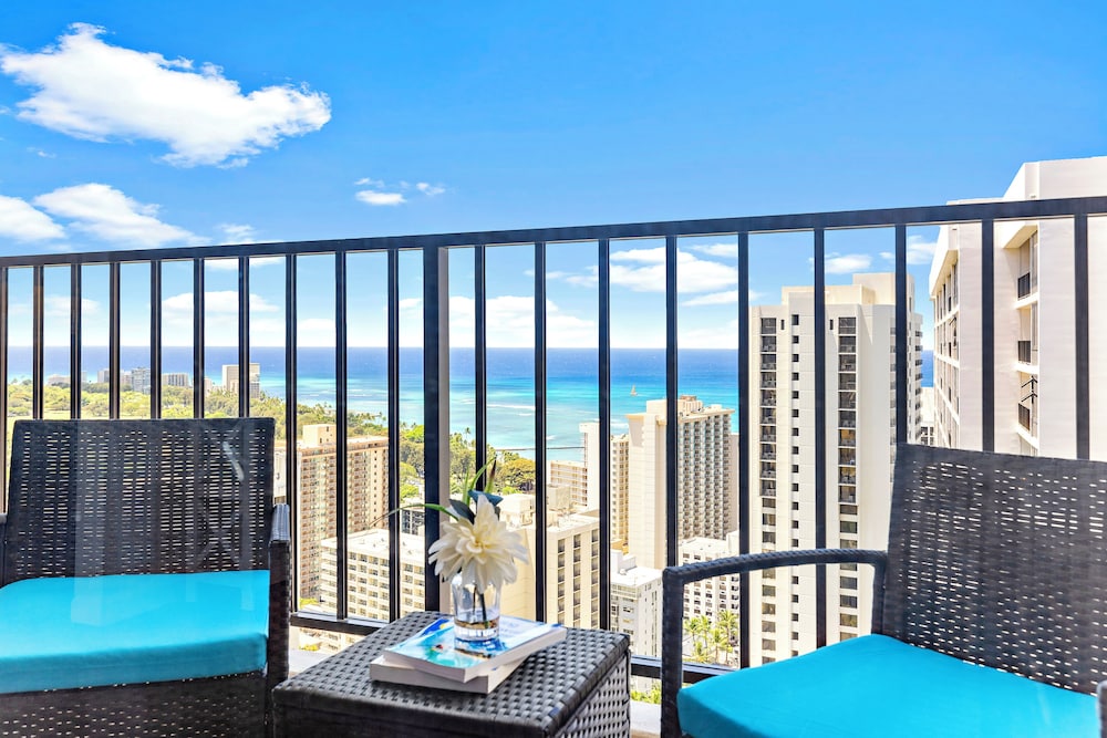 Premium Remodeled Condo with Ocean View and Parking: Premium Apartment, 1 King Bed, Air conditioning, Ocean View (0119) photo