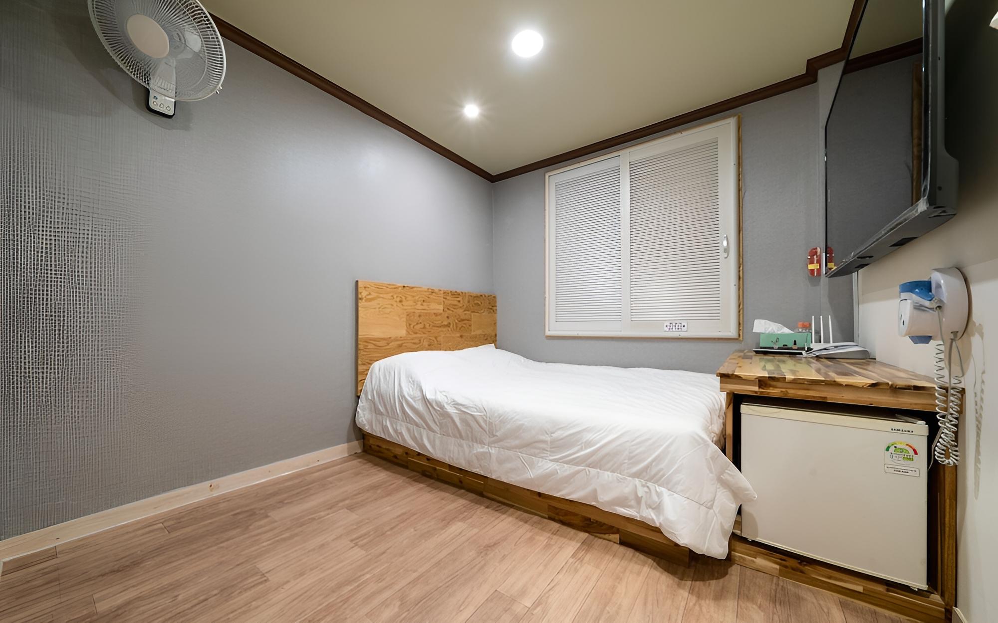 Room (Double (for 2 guests must check in by) photo 1