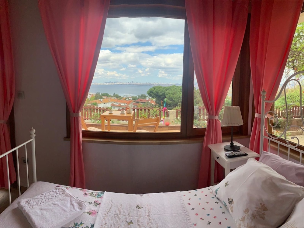 Deluxe Room, 1 Queen Bed, Sea View photo 2
