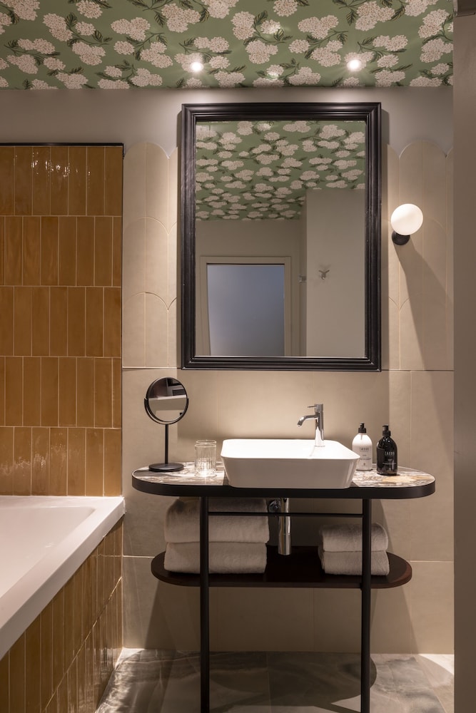 Deluxe Room, Courtyard View thumbnail 6