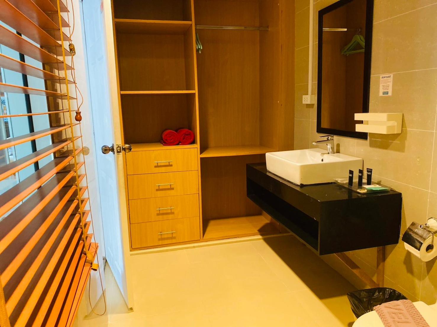 Deluxe Queen Room with Two Queen Beds photo 3