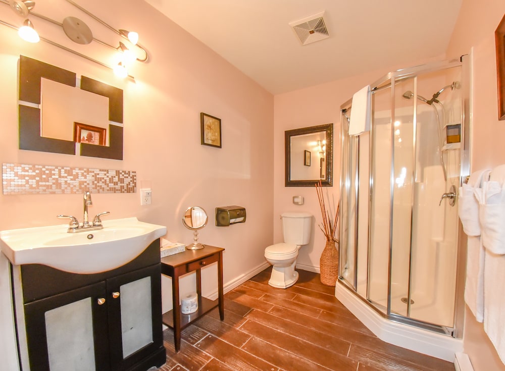 Suite, 1 King Bed, Jetted Tub (Fireplace) photo 2