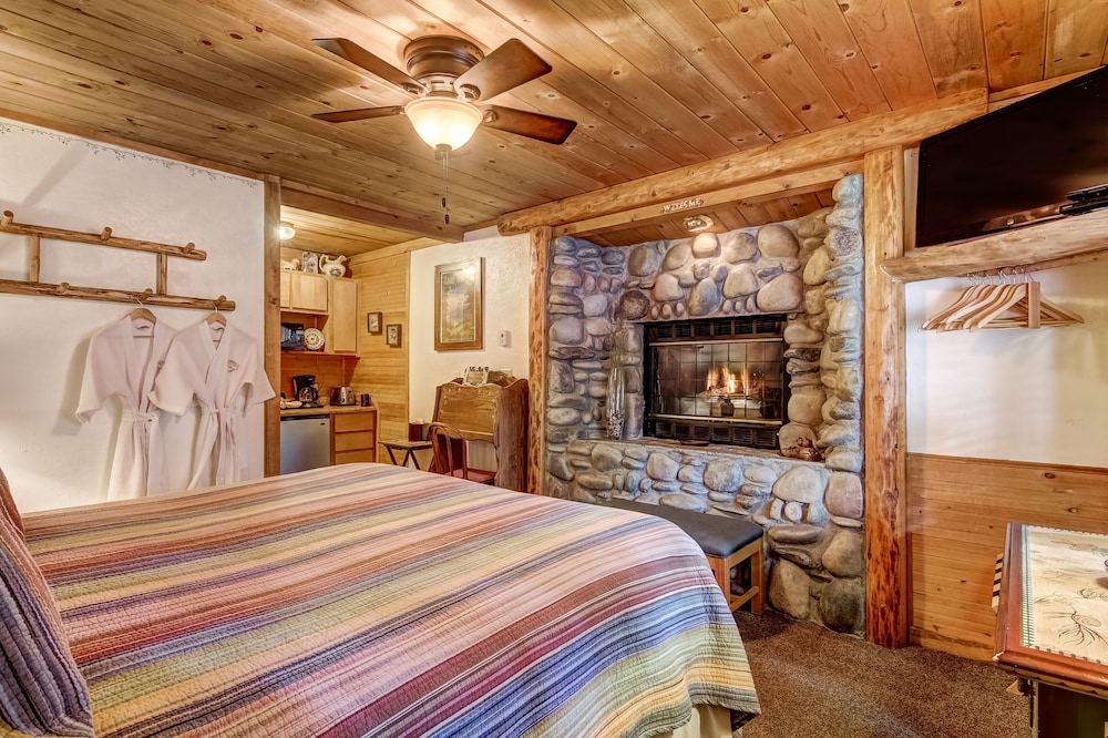 Standard Room, 1 King Bed, Non Smoking, Kitchenette