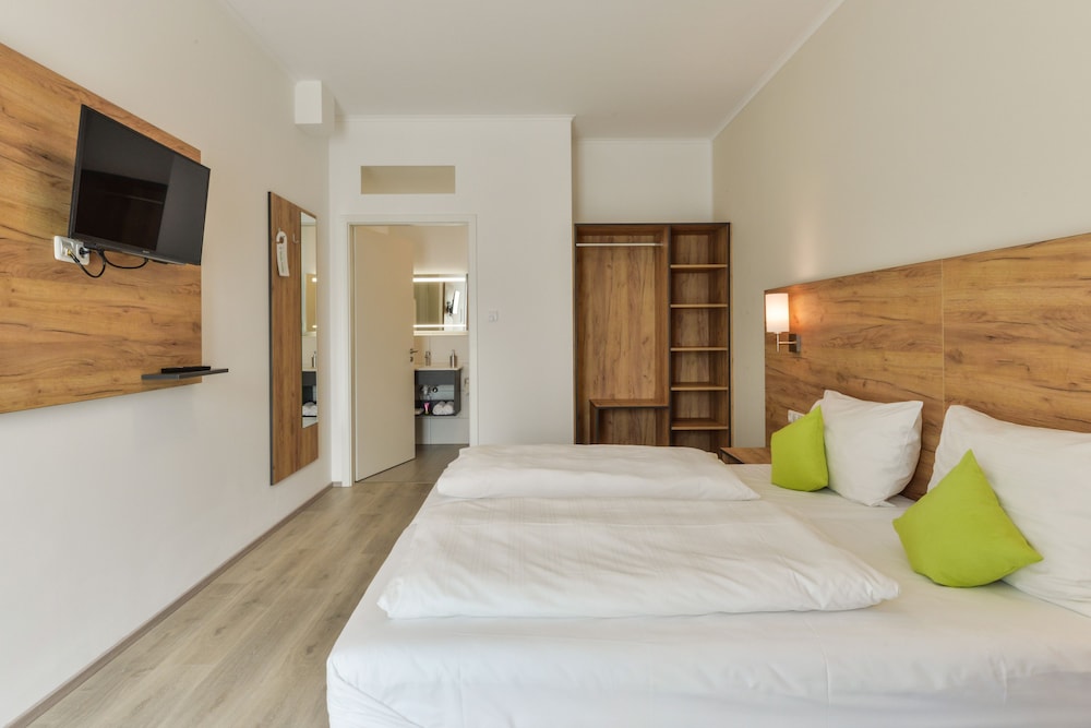 Double Room (Laubengang)