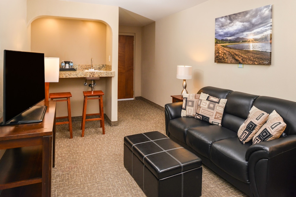 Suite, 1 King Bed, Non Smoking, Refrigerator & Microwave - Photo 3