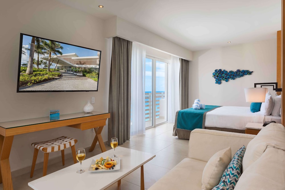 Executive Suite, Multiple Beds, Ocean View (Royale Two-Bedroom Butler Penthouse) thumbnail 6