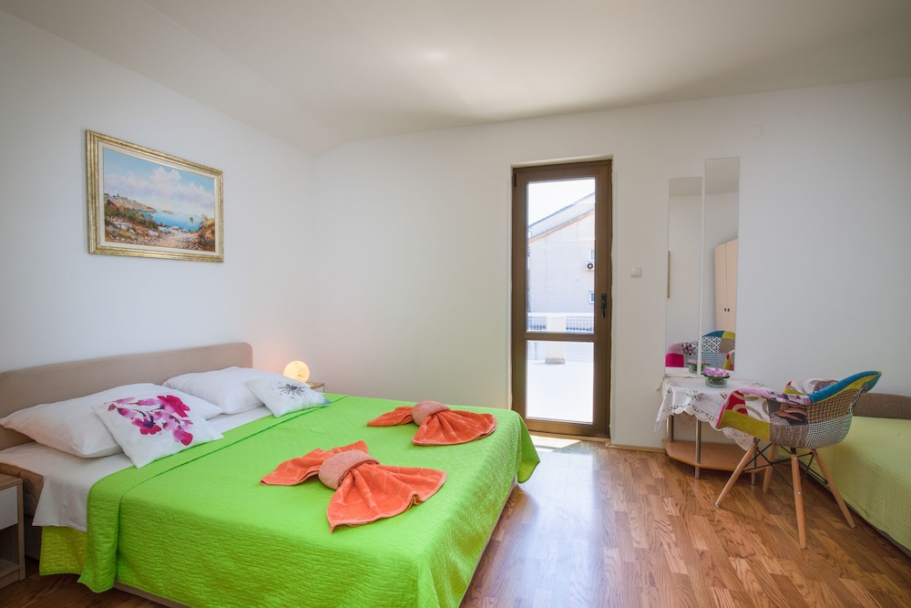 Family Apartment, Multiple Beds, Garden Area (Seaview Apartment Paula 6 300m From)