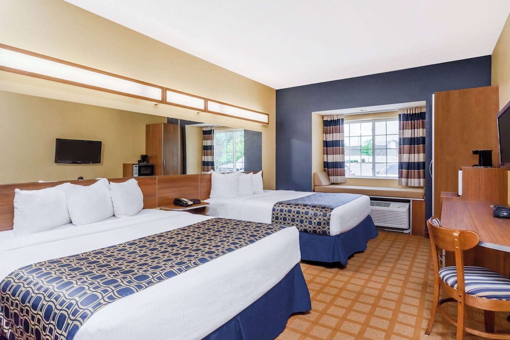 Room, 2 Queen Beds - Photo 1