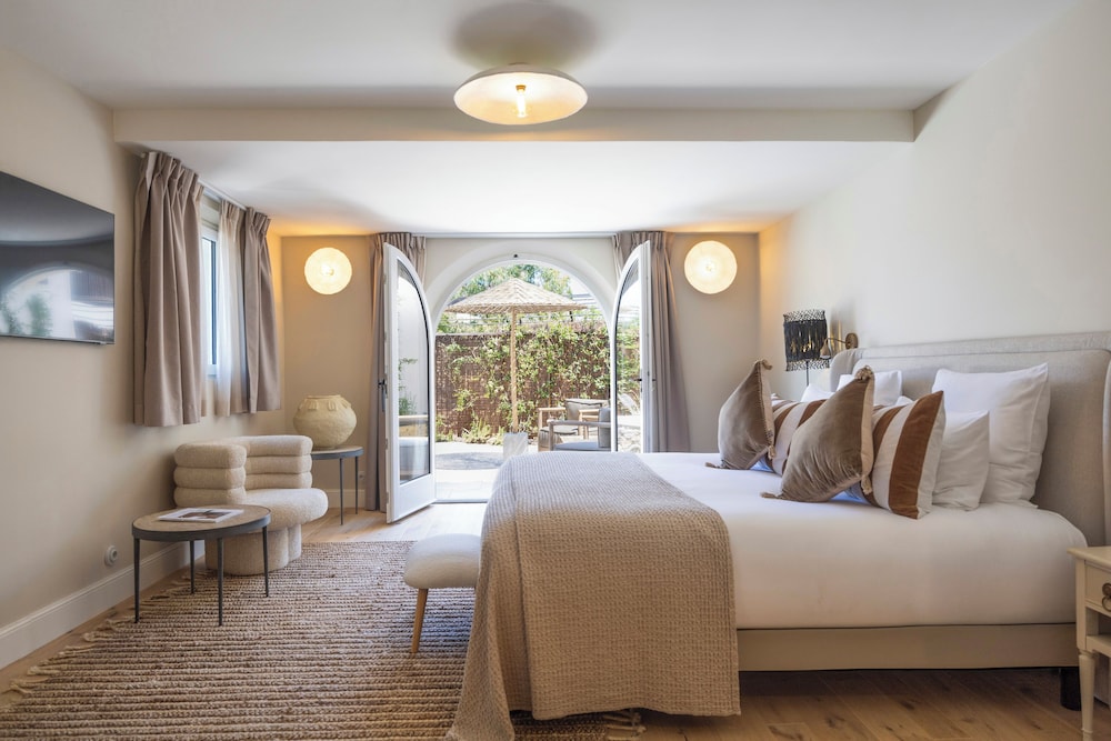 Signature Room with Pool photo 3