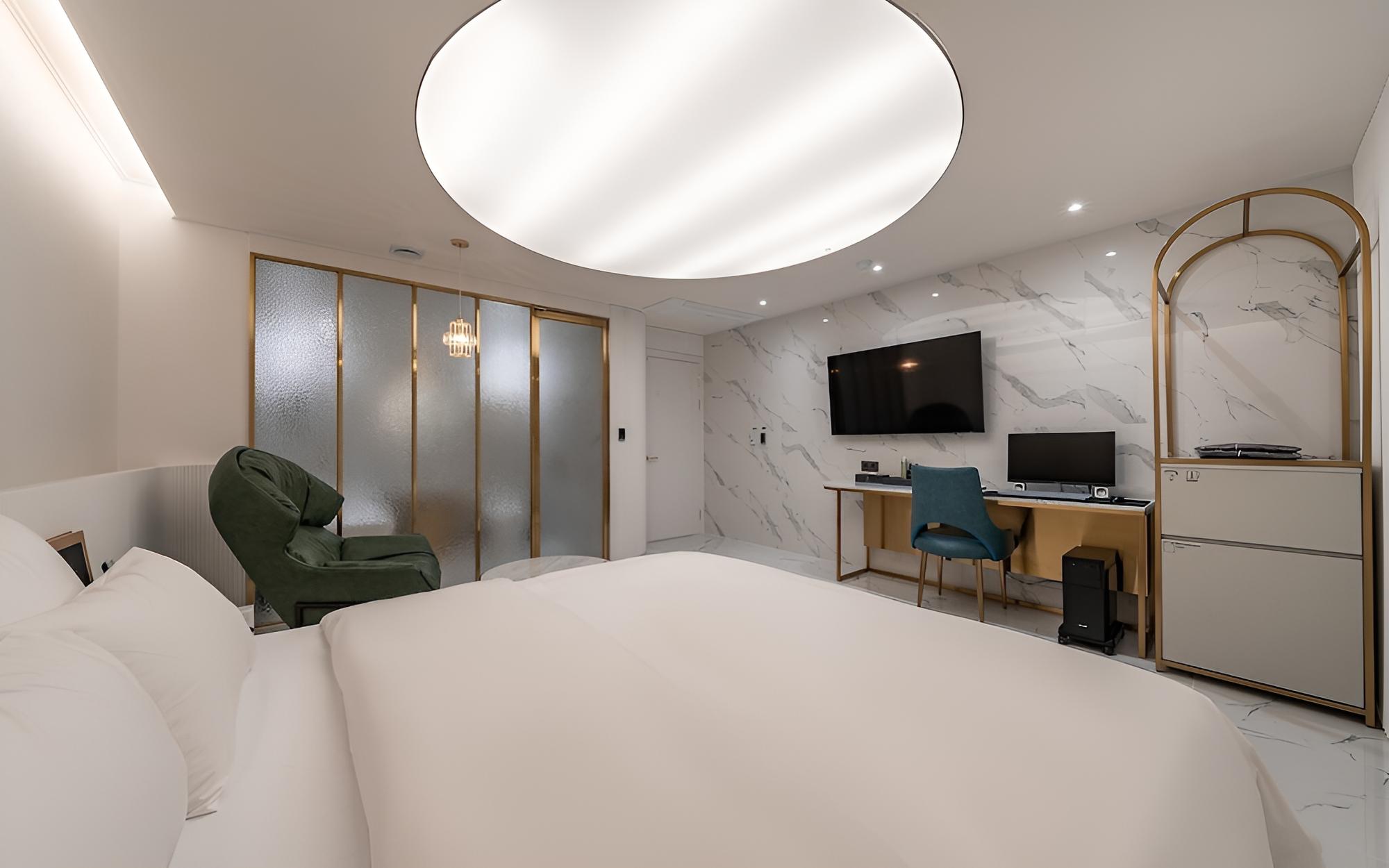Room (Premium (OTT)) - Photo 13