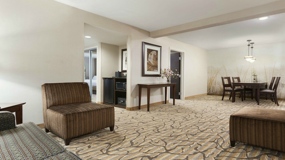 Suite, 2 Bedrooms - Photo 4