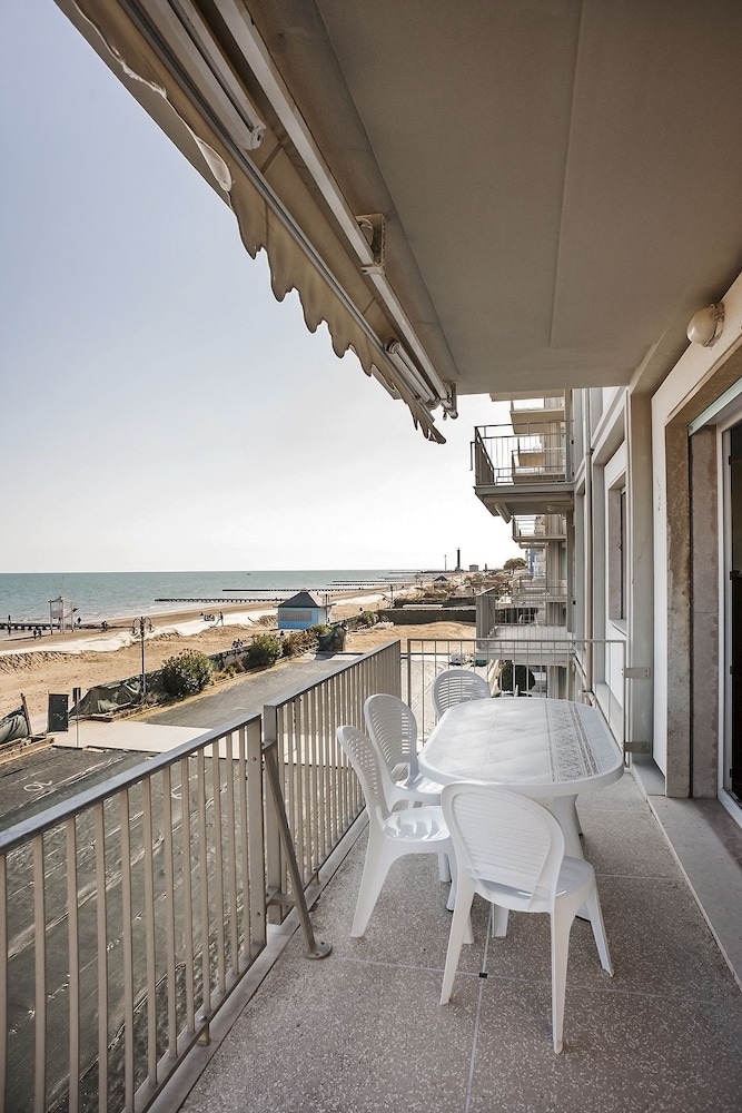 Classic Apartment, 3 Bedrooms, Kitchen, Beachfront photo 3