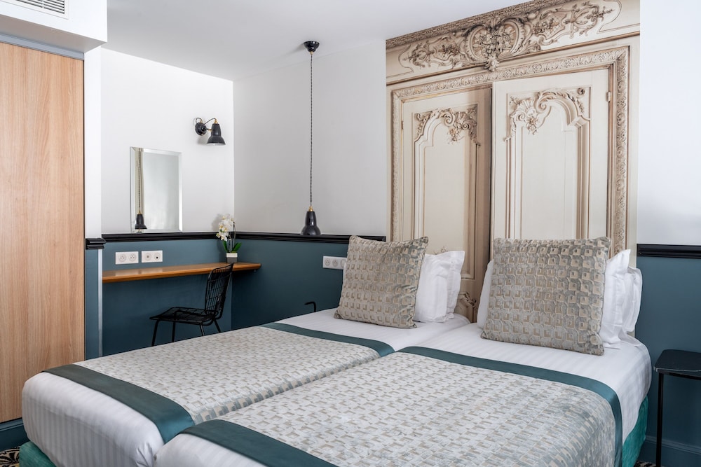Duplex - Complimentary soft minibar, courtesy tray, Chromecast  and digital press