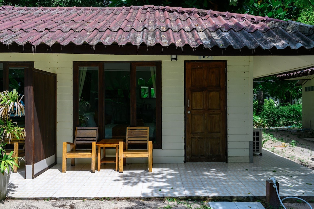 Seaview 2nd row Bungalow photo 3
