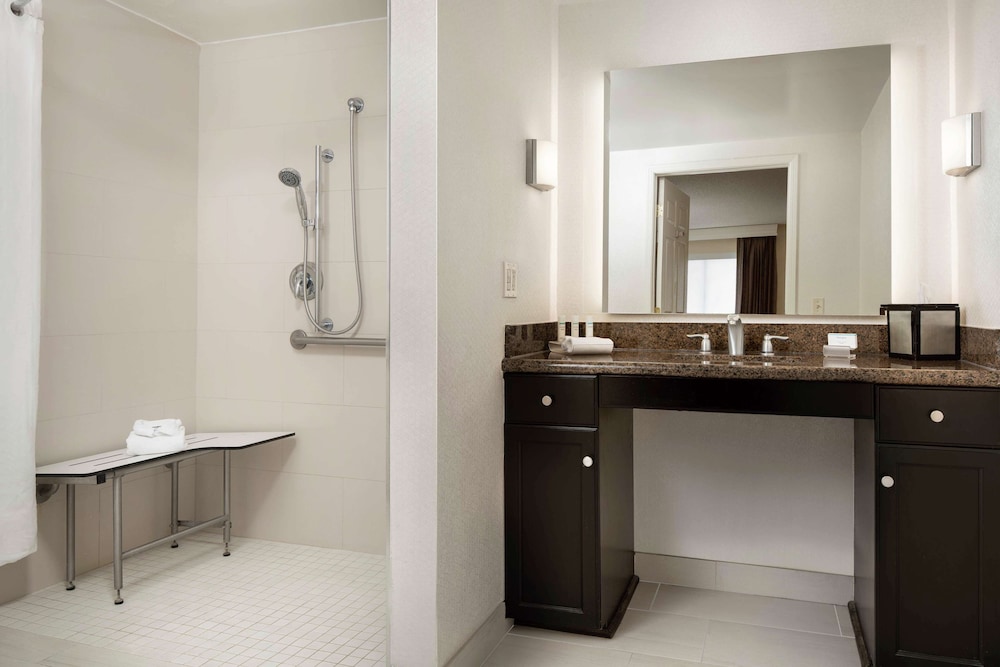 Room, Accessible, Non Smoking (Roll-in Shower) - Photo 3