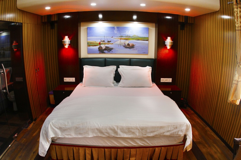 Exclusive Suite, 1 Queen Bed, Pool View, Overwater photo 3